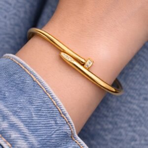 0-02-05-d94bac917b94c386533ba92df6cf7abbaf4b0118ee9533b9646df010906d67b8_96e38cac74ca7a52 Ατσάλινο βραχιόλι ανοιγόμενο σε κομψή χρυσή απόχρωση.