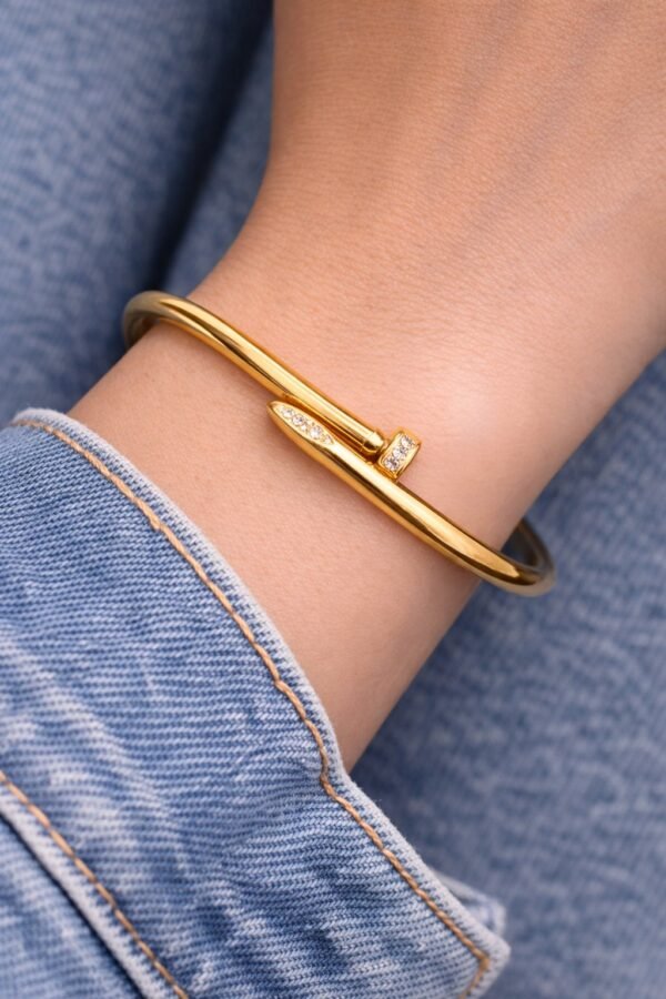 Ατσάλινο βραχιόλι ανοιγόμενο σε κομψή χρυσή απόχρωση.