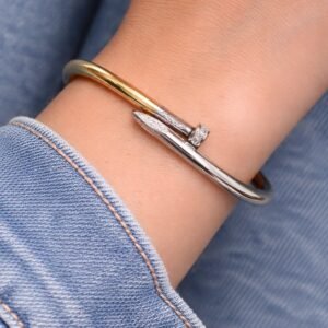 Κομψό ανοιγόμενο βραχιόλι από ανοξείδωτο ατσάλι.