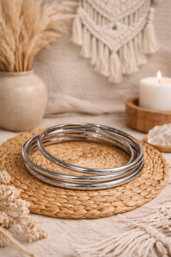 Βέργες από ανοξείδωτο ατσάλι σε ασημί χρώμα.