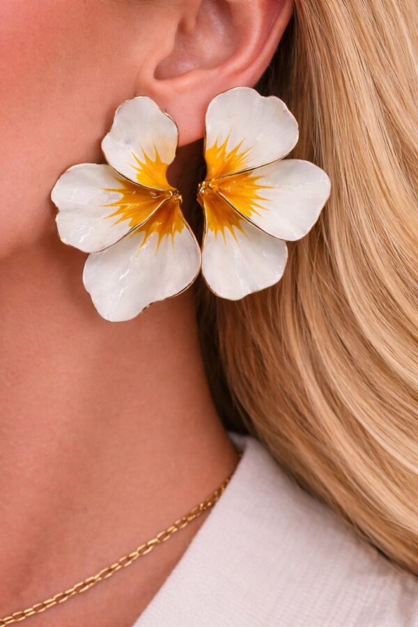 Εντυπωσιακά σκουλαρίκια λουλούδι.