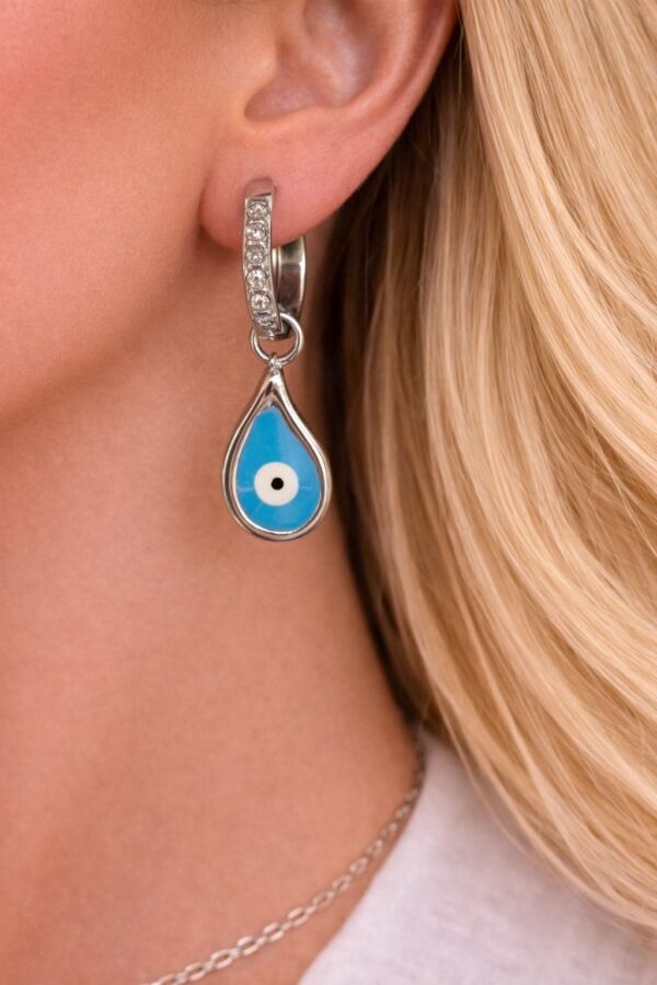 Σκουλαρίκια από ανοξείδωτο ατσάλι σε ασημί απόχρωση.