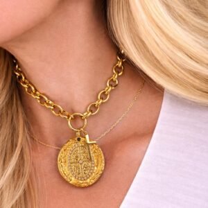 Εντυπωσιακό μενταγιόν τύπου νόμισμα.