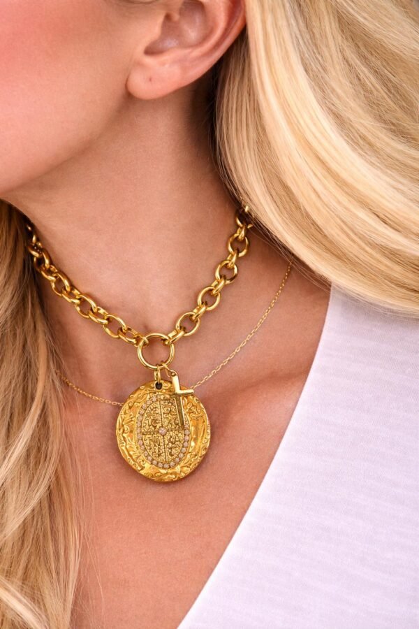 Εντυπωσιακό μενταγιόν τύπου νόμισμα.