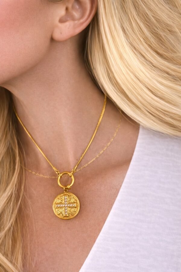 Μενταγιόν τύπου νόμισμα με σταυρό.