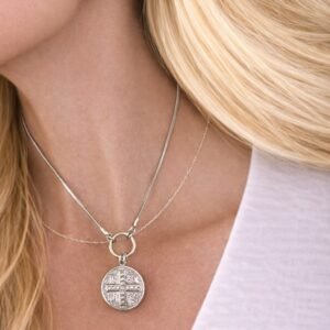 Εντυπωσιακό μενταγιόν σε σχέδιο νομίσματος.