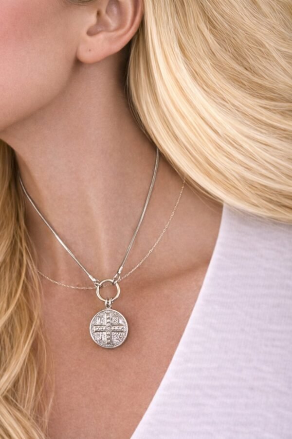 Εντυπωσιακό μενταγιόν σε σχέδιο νομίσματος.