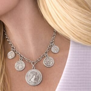 Κολιε με διακοσμητικά νομίσματα εμπνευσμένα από την αρχαία αισθητική.