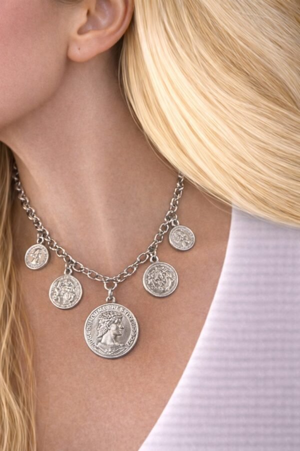 Κολιε με διακοσμητικά νομίσματα εμπνευσμένα από την αρχαία αισθητική.