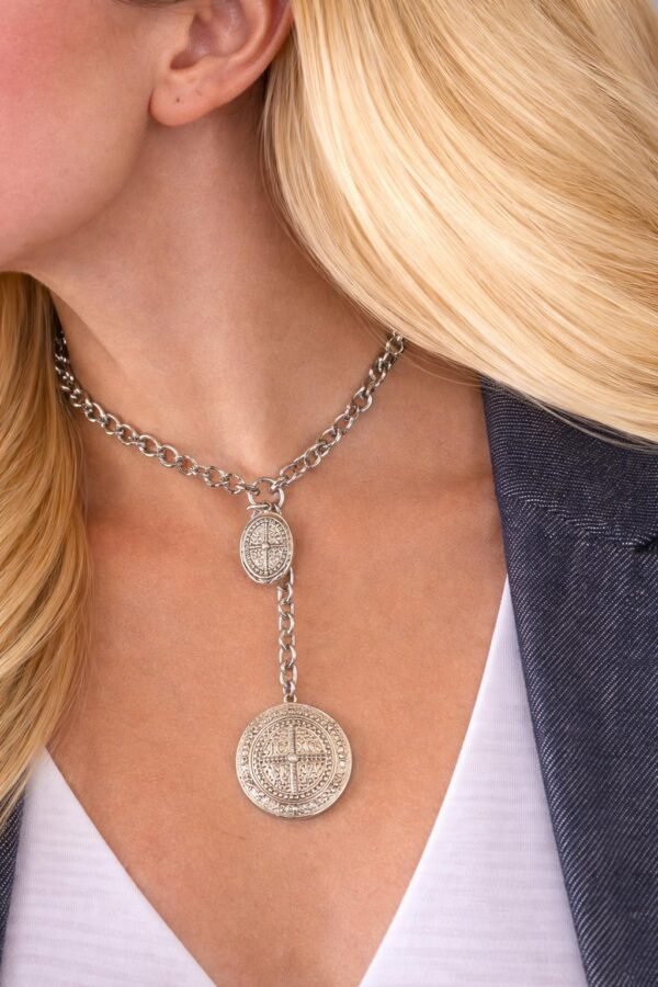 Μενταγιόν σε διαχρονικό σχέδιο νομίσματος.