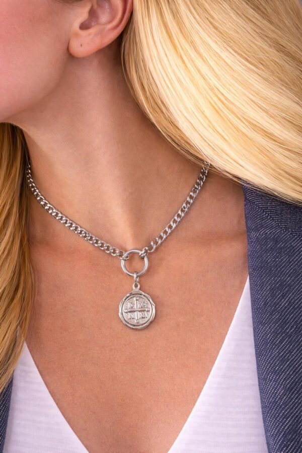 Διαχρονικό μενταγιόν σε coin σχέδιο.