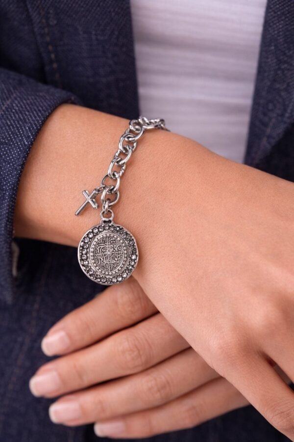 Βραχιόλι με χοντρή αλυσίδα.