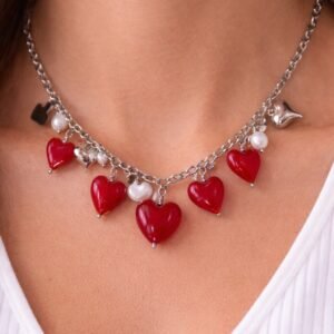 Κολιέ με εντυπωσιακά κρεμαστά στοιχεία σε σχήμα καρδιάς.