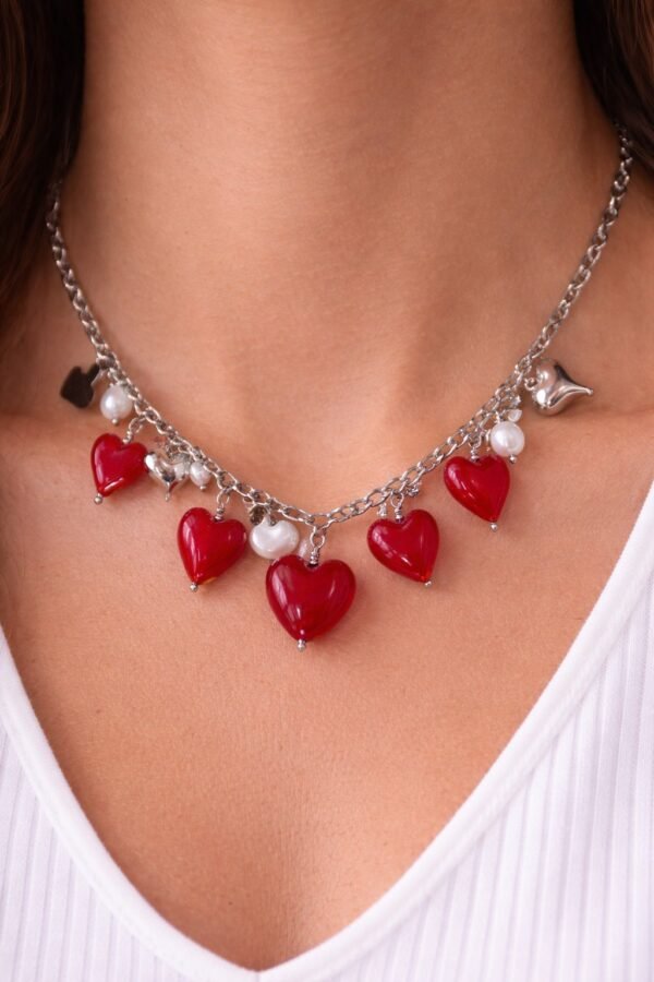 Κολιέ με εντυπωσιακά κρεμαστά στοιχεία σε σχήμα καρδιάς.