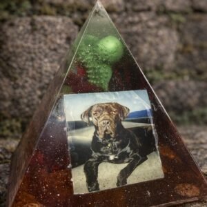 Χειροποίητη Πυραμίδα από Υγρό Γυαλί – Προσωποποιημένη Δημιουργία