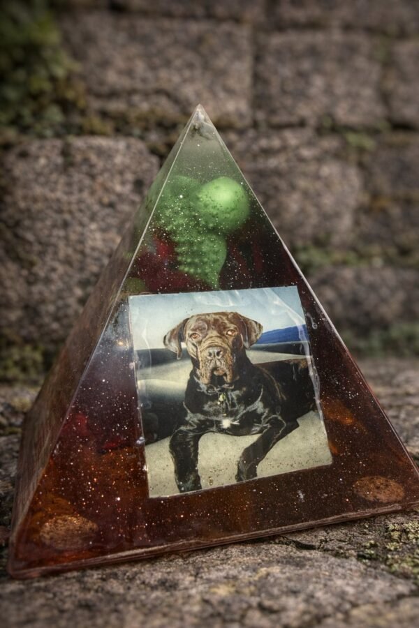 Χειροποίητη Πυραμίδα από Υγρό Γυαλί – Προσωποποιημένη Δημιουργία