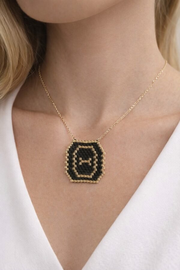 Χειροποίητο κολιέ με ιδιαίτερο γεωμετρικό μοτίβο σε χάντρες υψηλής ποιότητας.