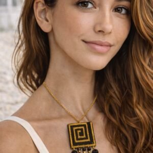 Χειροποίητο ελληνικό κολιέ.