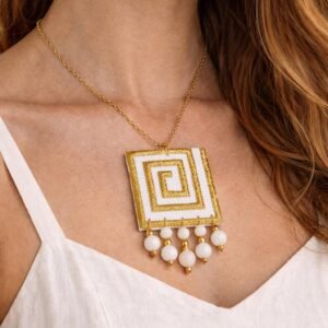 Χειροποίητο ελληνικό κολιέ.