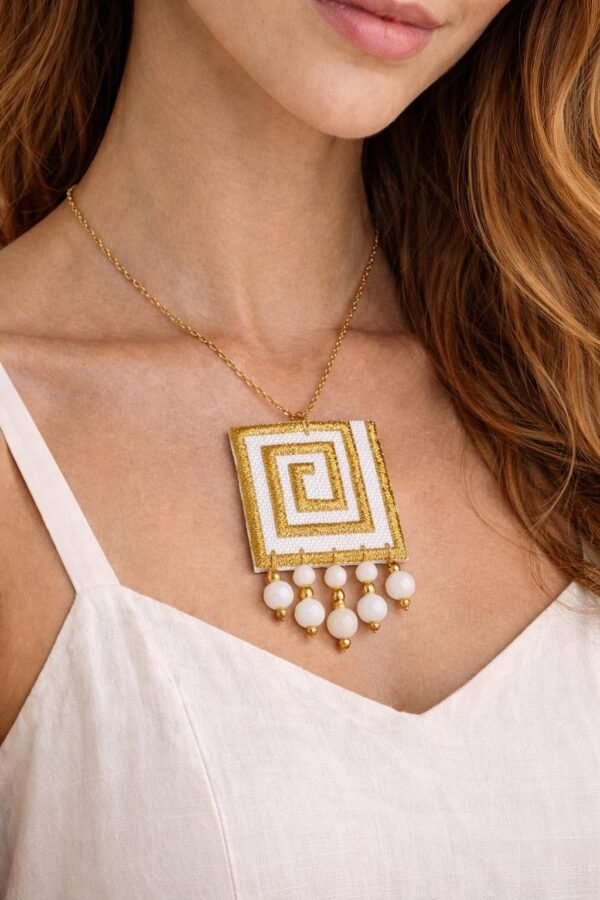 Χειροποίητο ελληνικό κολιέ.