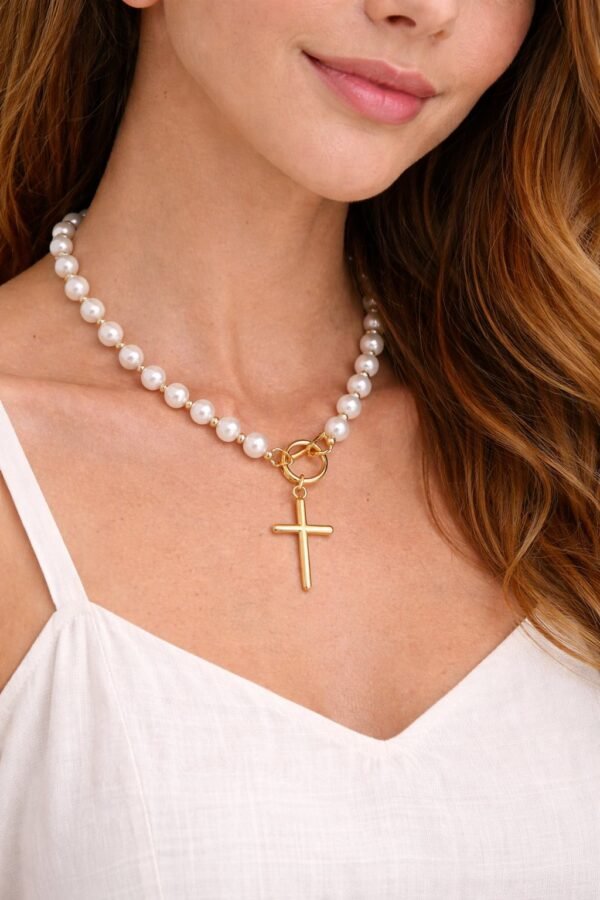 Κομψό χειροποίητο κολιέ με μαργαριτάρια.