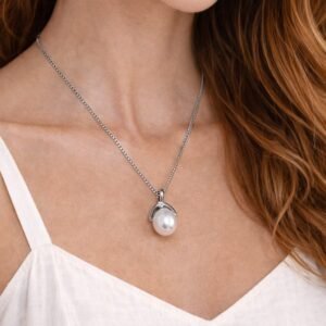 Κομψό κολιέ ατσάλι σε ασημί απόχρωση.