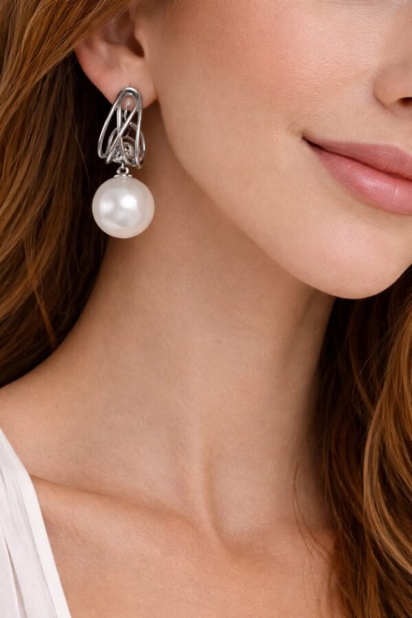 Κομψά σκουλαρίκια σε ασημί απόχρωση.