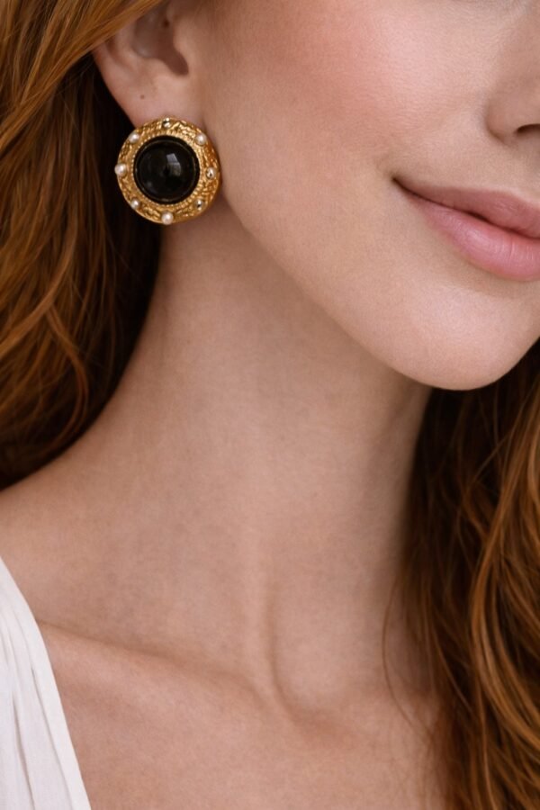 Κομψά σκουλαρίκια με εντυπωσιακή μαύρη πέτρα.