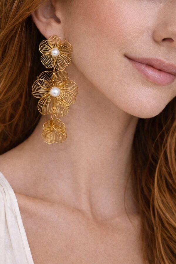 Εντυπωσιακά σκουλαρίκια σε χρυσή απόχρωση, με αέρινο floral design.