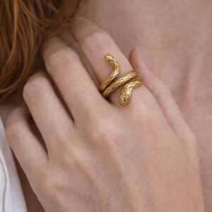 viber_image_2026-02-03_16-00-37-109 Εντυπωσιακό δαχτυλίδι με μοντέρνο design σε μορφή φιδιού.