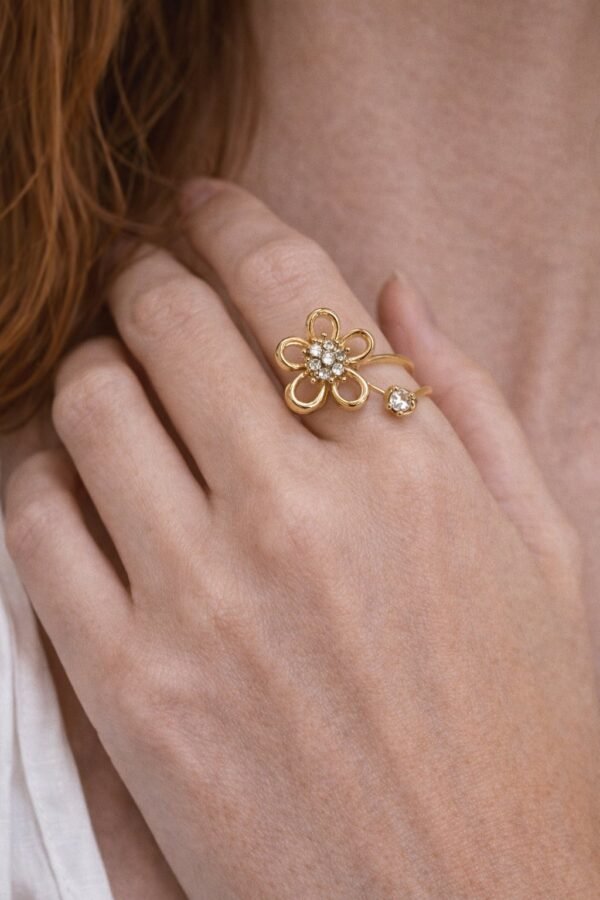 Κομψό δαχτυλίδι σε χρυσό τόνο.