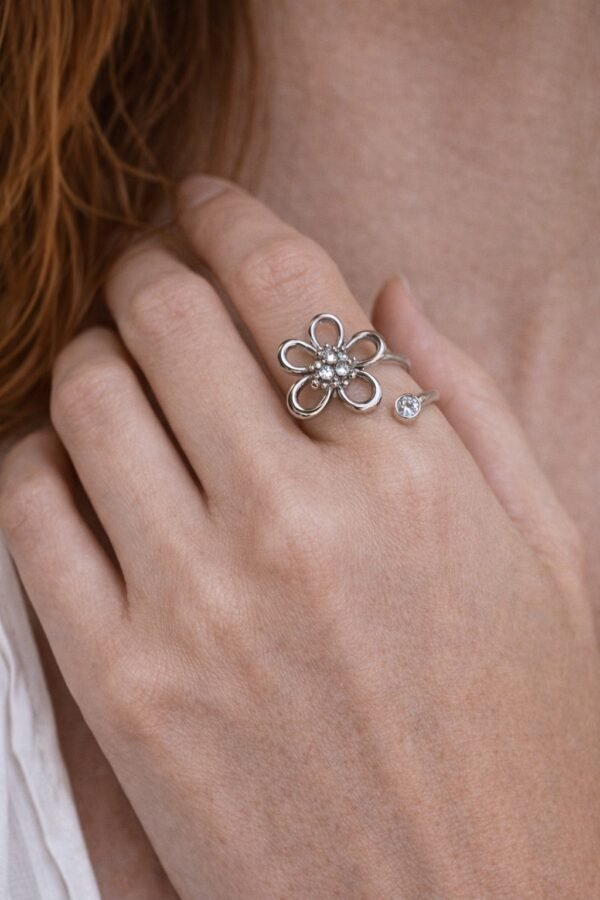 Κομψό δαχτυλίδι ασημί απόχρωση.