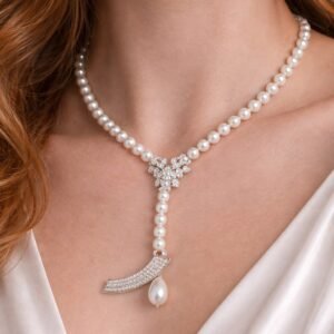 Κομψό κολιέ με λευκές πέρλες.