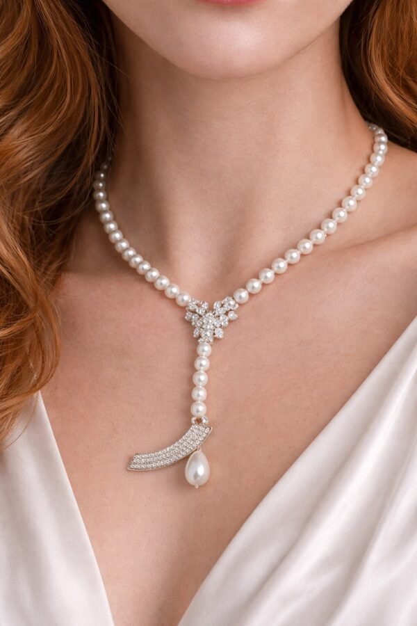 Κομψό κολιέ με λευκές πέρλες.