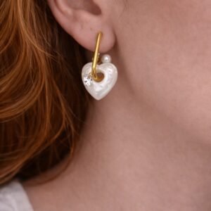 Σκουλαρίκια σε χρυσή απόχρωση.