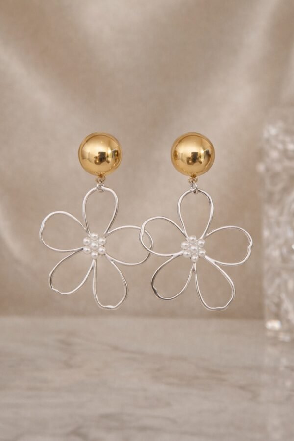 Κομψό κόσμημα με πέρλα.