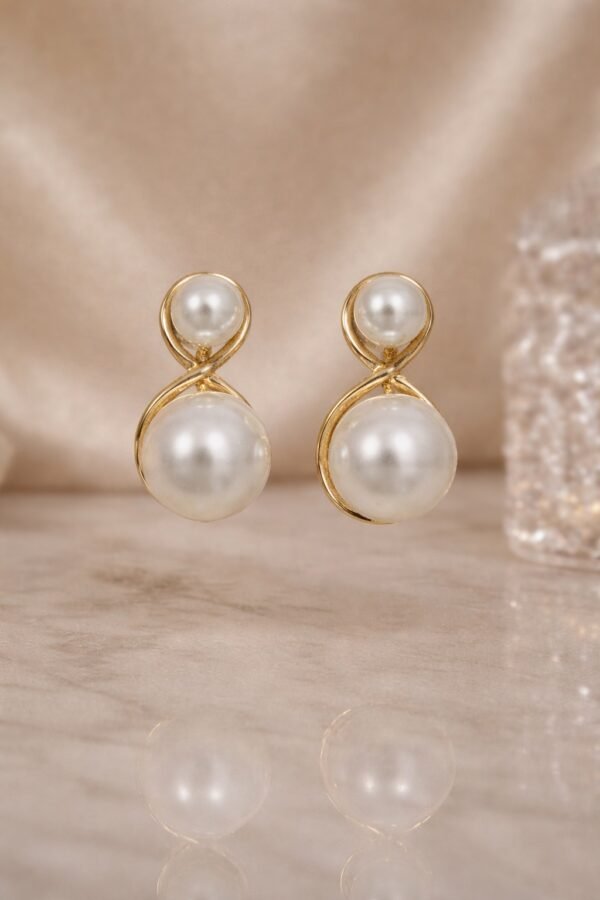 Κομψά σκουλαρίκια με εκλεπτυσμένο σχεδιασμό κ απαλή λάμψη.