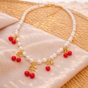 Κομψό κολιέ διακοσμημένο με λαμπερές πέρλες κ στοιχεία σε σχήμα κερασιού.