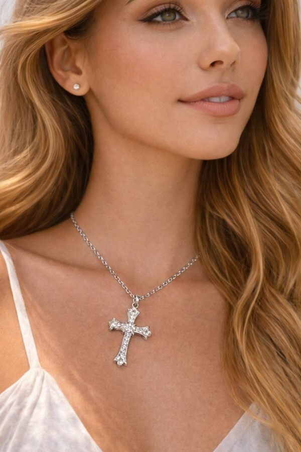 Κομψός σταυρός σε ασημί χρώμα.