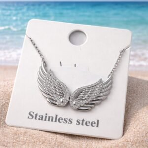 Κολιέ διακοσμημένο με εντυπωσιακά φτερά.