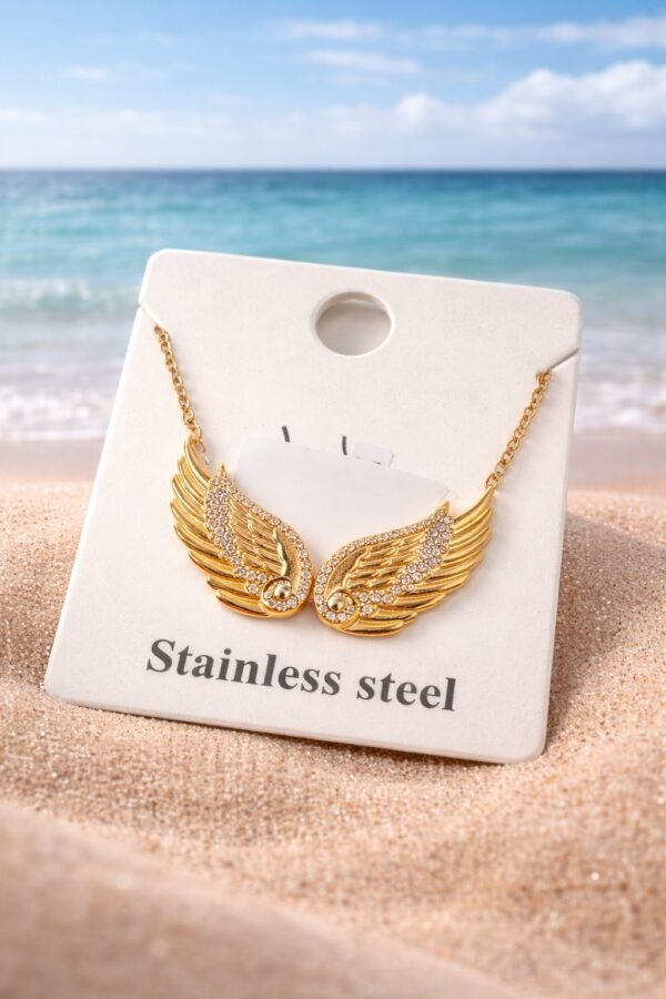 Κολιέ σε χρυσή απόχρωση, με εντυπωσιακό σχέδιο φτερών