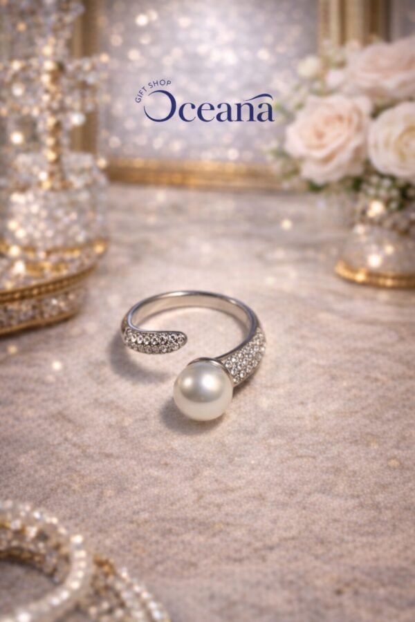 Ανοιγόμενο δαχτυλίδι σε ασημί απόχρωση.