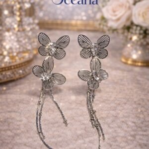 Σκουλαρίκια σε ασημί απόχρωση με κομψό σχέδιο πεταλούδας