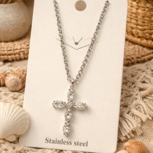 Κολιέ με ασημένιο σταυρό.