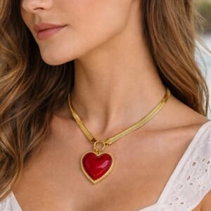 Κολιέ με αλυσίδα τύπου snake και μενταγιόν καρδιά σε έντονη κόκκινη απόχρωση.