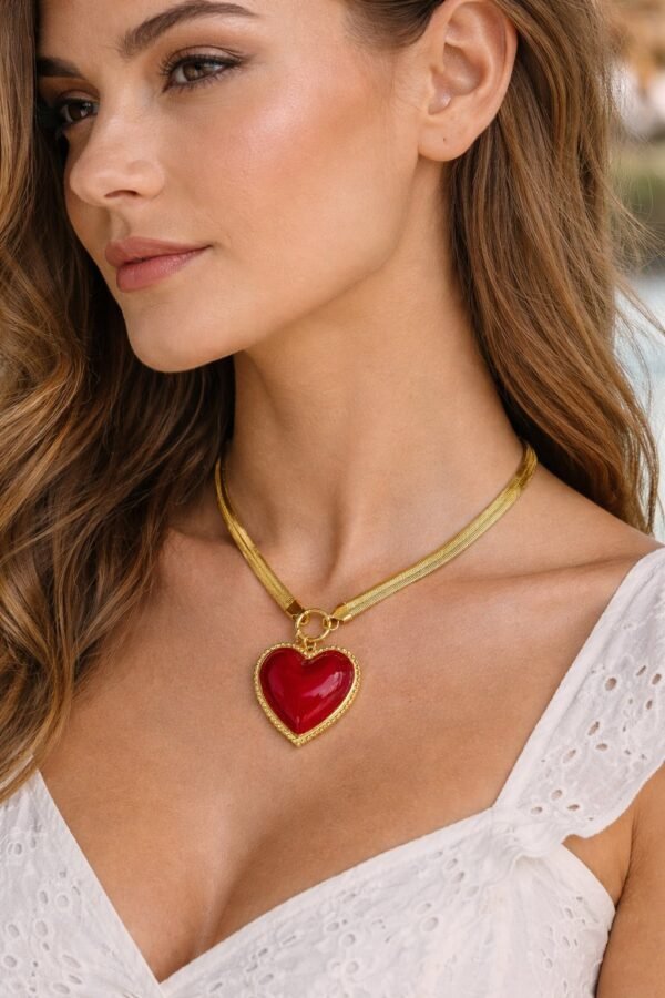viber_image_2026-02-04_14-43-32-867 Κολιέ με αλυσίδα τύπου snake και μενταγιόν καρδιά σε έντονη κόκκινη απόχρωση.