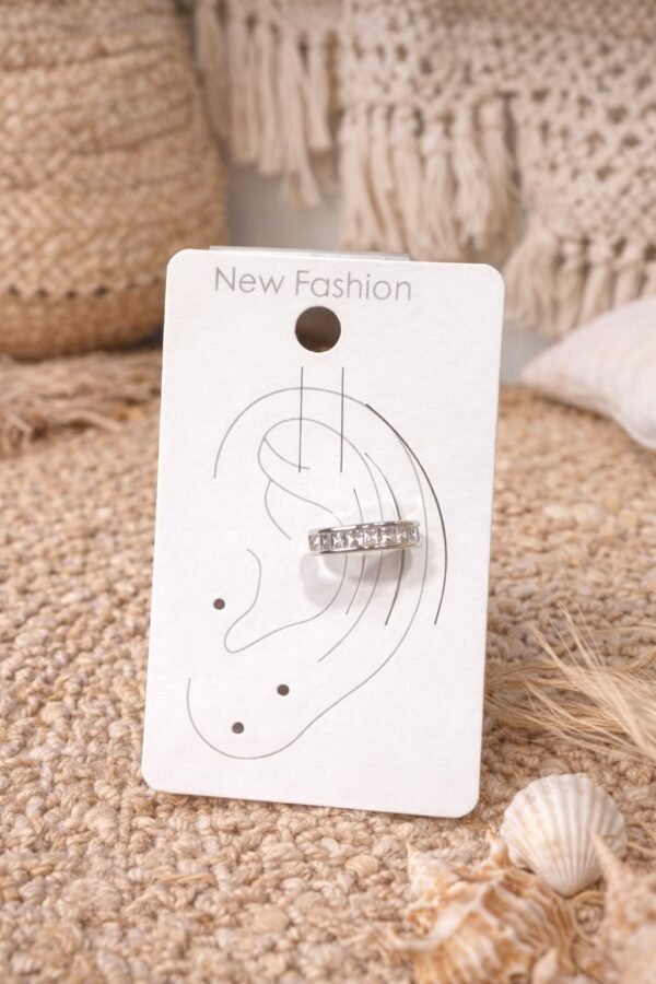 Κομψό ear cuff.