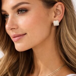 Σκουλαρίκια σε χρυσή απόχρωση.