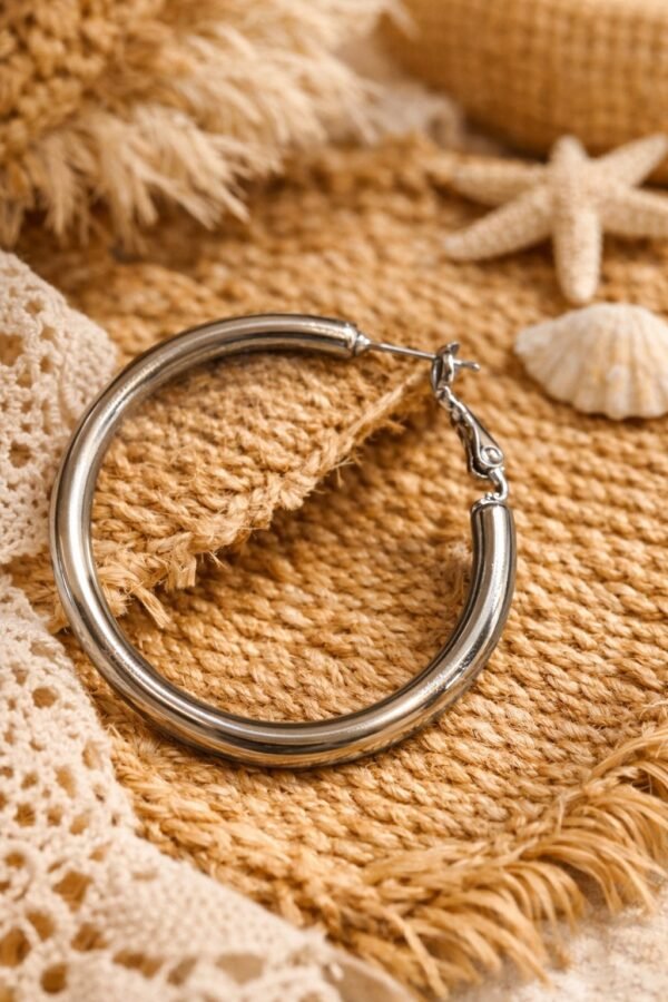 Κρίκος από ανοξείδωτο ατσάλι σε ασημί απόχρωση.