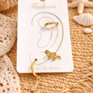 Σετ με τρία σκουλαρίκια.